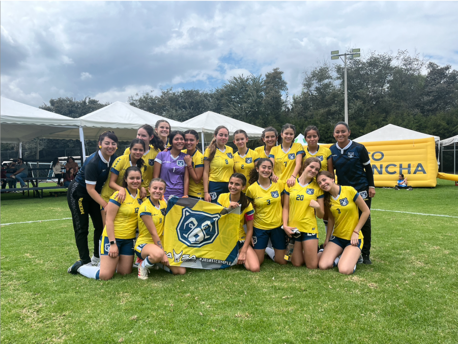 The 2022-2023 Colegio Menor girls futbol team. 