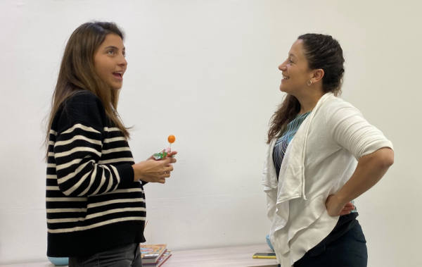 Senior Valentina Mosquera chats with new Menor counselor Carolina Andrade. 